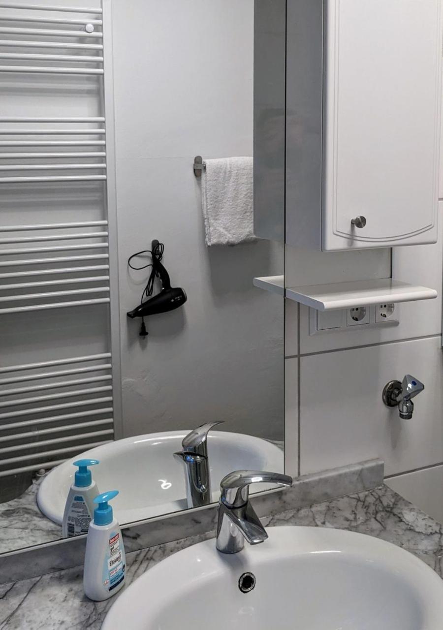 65Qm Altbaucharme Mit Zwei Balkonen Apartment คาร์ลสรูเฮอ ภายนอก รูปภาพ